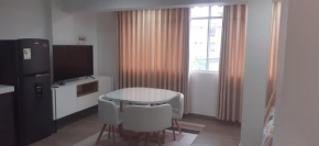 ALQUILER DE DEPARTAMENTO TIPO ESTUDIO EN HUARAZ. Ofrece una capacidad máxima de 6 personas, cuenta con comedor, sala y cocina. Además baño completo con ducha y columna de hidromasaje, agua caliente di